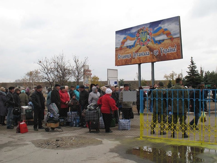 Тука: Ежедневно линию разграничения в Станице Луганской пересекают от 1700 до 1800 человек