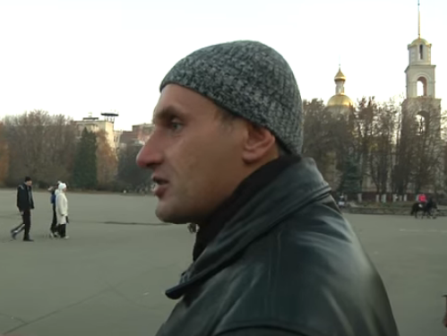 Жители Славянска о крушении A321: Человек не смог сбить своих граждан над Снежным год назад и сделал это в другой части планеты. Видео