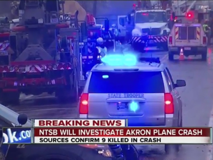 СМИ сообщили о гибели девяти человек в результате крушения частного самолета в Огайо. Видео