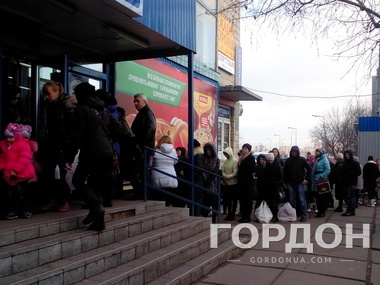 Киевляне массово скупаются в магазинах и снимают деньги