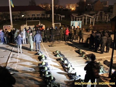 В Луцке милиция и часть внутренних войск перешли на сторону протестующих