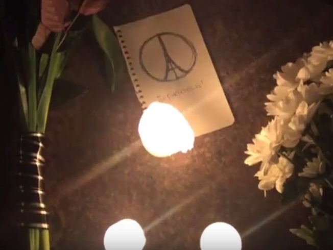 Теракты в Париже: киевляне несут цветы к посольству Франции в Украине. Видео