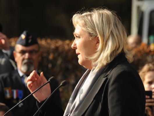 Ле Пен предлагает в ответ на теракты в Париже закрывать мечети