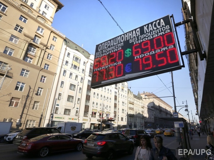 Bloomberg: России придется обвалить рубль еще на 13% до конца 2016 года