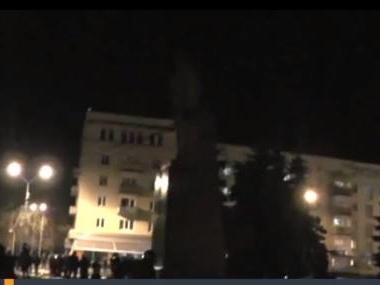 Житомир: Активисты сносят памятник Ленину