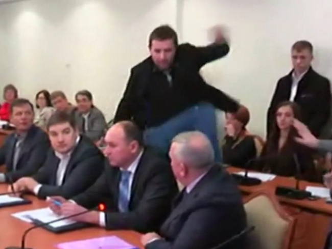 Парасюк ударил ногой начальника отдела "К" СБУ на заседании Комитета по борьбе с коррупцией. Видео