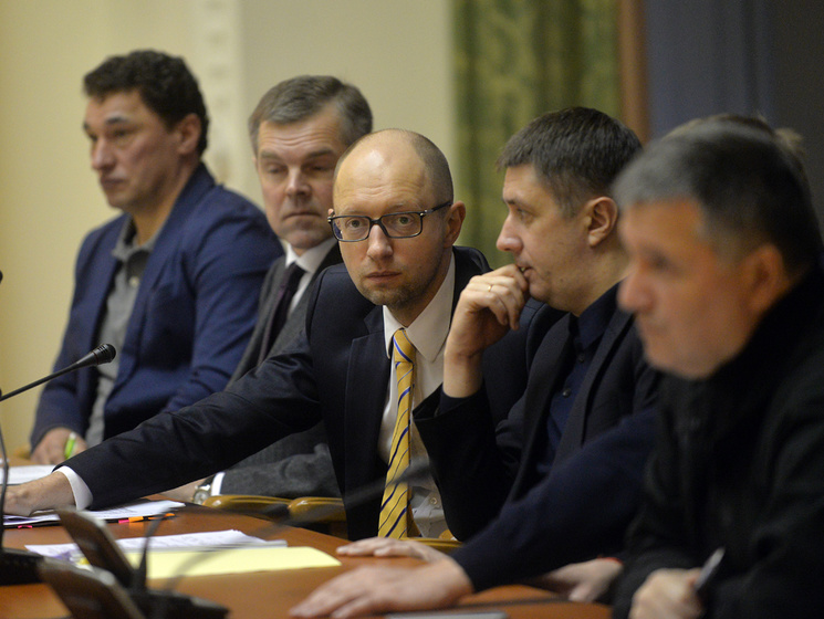 Яценюк: Кабмин назначил выплаты пострадавшим участникам Революции достоинства