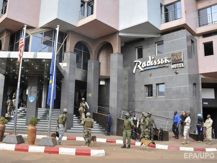 Заложник снял начало захвата отеля в Мали. Видео