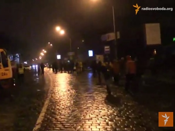 Люди с Майдана пришли к Администрации Президента. Силовики заблокировали им дорогу. Трансляция