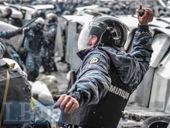 Фотографы нашли внешнее сходство между силовиком, который руководил штурмом Чаплинки, и "беркутовцем" с Майдана