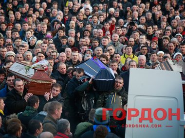 На Майдане прощались с погибшими в столкновениях. Фоторепортаж