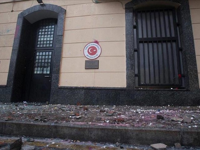 Посольство Турции в Москве забросали камнями и яйцами