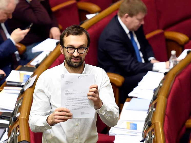 Лещенко: Сегодня лично отдал Яценюку материалы уголовного дела против его соратника Мартыненко в Швейцарии