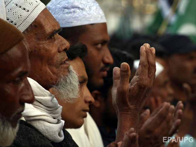 В Бангладеш террористы напали на шиитскую мечеть