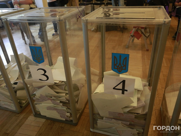 "Опора": В Мариуполе на двух участках контрольные листы бросили в урны для голосования без печати