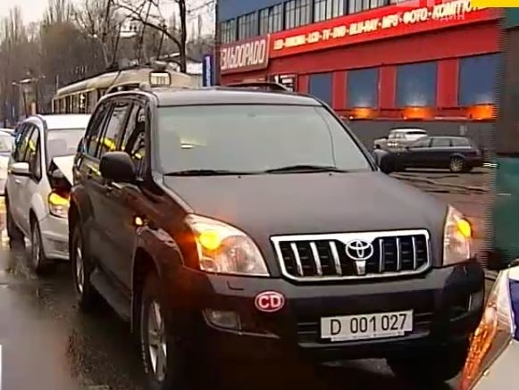 В центре Киева работник посольства РФ устроил ДТП на автомобиле с дипномерами – СМИ