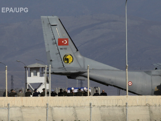Борт с телом погибшего летчика Су-24 вылетел из Турции в РФ