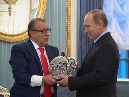 В свой юбилей Хазанов подарил Путину корону
