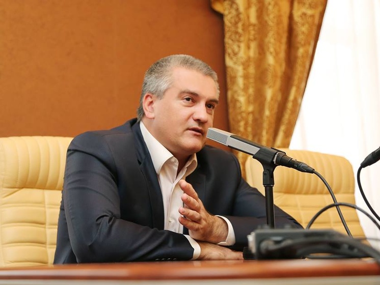 Аксенов заявил, что помоет и уступит свое кресло любому, кто решит проблему с электричеством