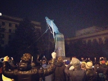 Видео сноса статуй Ленина в Днепропетровске, Полтаве и Чернигове