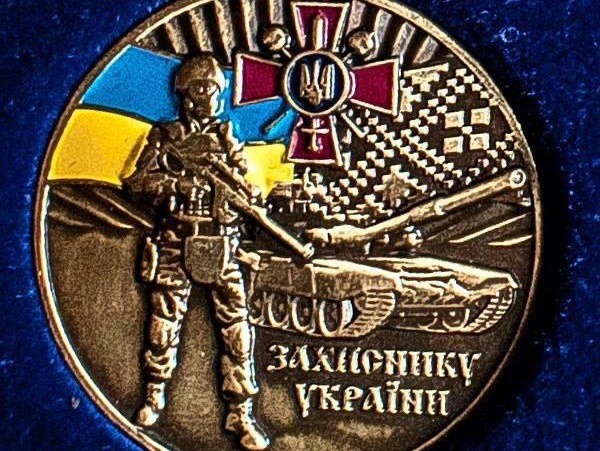 Волонтер Синицын: Минобороны наградило бойцов в зоне АТО памятными знаками с изображением российского танка и солдата РФ