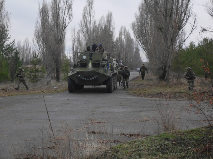 Лысенко: Украинская бронемашина подорвалась на мине, один военный погиб, пятеро ранены
