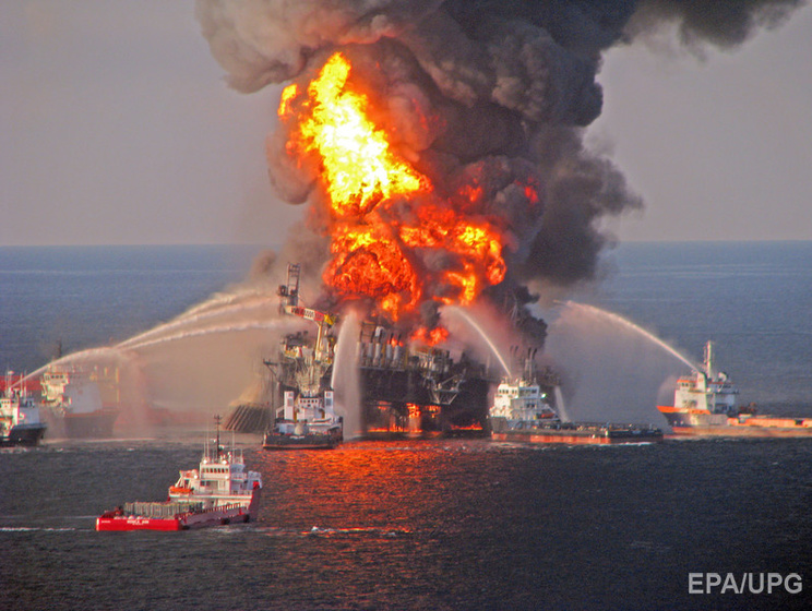 С горящей нефтяной платформы в Каспийском море спасены 33 человека