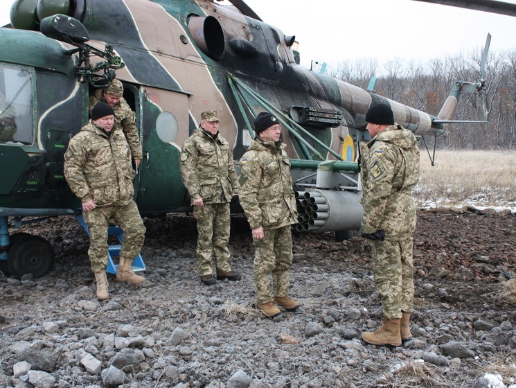 Пресс-центр АТО: Замминистра обороны Долгов наградил военнослужащих АТО по случаю Дня Вооруженных сил Украины