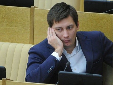 Депутат Госдумы Гудков: "Единая Россия" задумалась, как наказывать вузы, чьи студенты уезжают за границу, и как студентов не отпускать