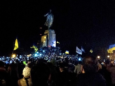 В Харькове протестующие собрались валить памятник Ленину, но решили подождать постановления Рады