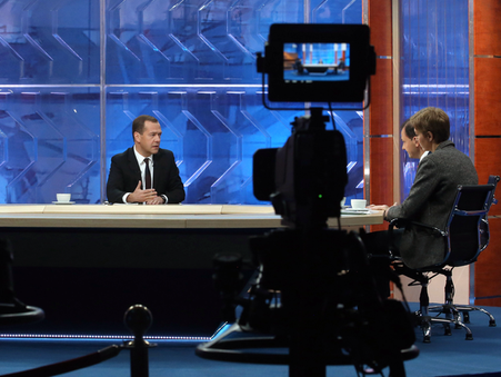 Медведев: Россия будет добиваться дефолта Украины в суде