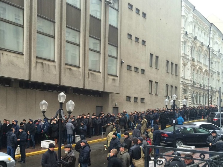 СБУ: В Киеве сотни людей пришли попрощаться с погибшим во время спецоперации бойцом "Альфы" подполковником Кузьменко