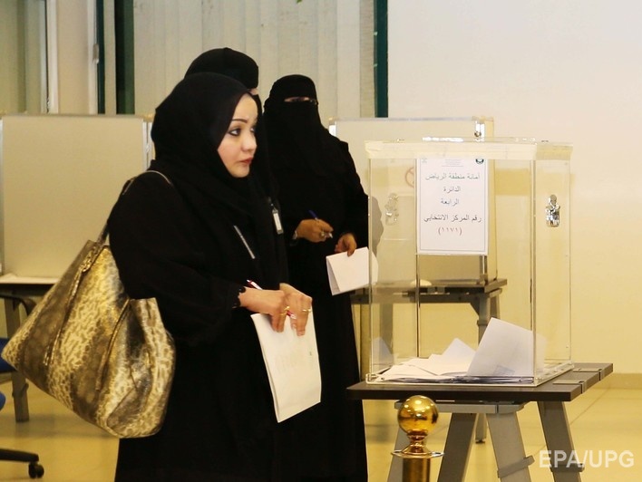 В Саудовской Аравии женщины впервые приняли участие в выборах