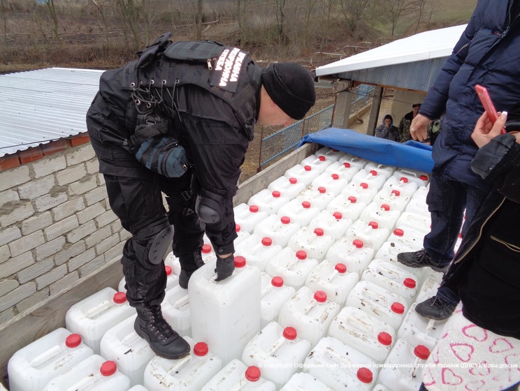 Госпогранслужба: В Одесской области пограничники и СБУ обнаружили КамАЗ с 20 т контрабандного спирта