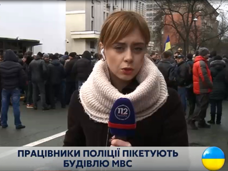 В Киеве не прошедшие аттестацию милиционеры пикетируют здание МВД