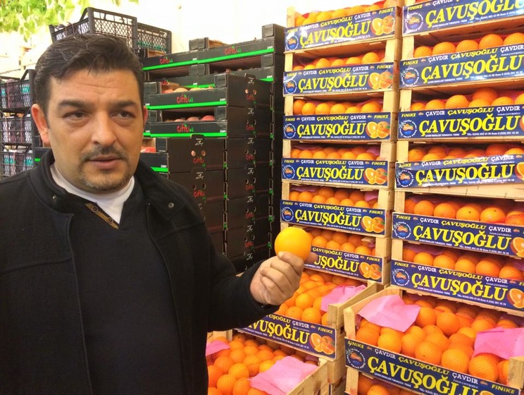 Турецкие бизнесмены скупили 10 т запрещенных Россией апельсинов и раздали их бедным. Видео