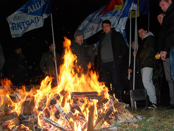 В Молдове оппозиция разожгла костер перед загородной резиденцией президента. Видео