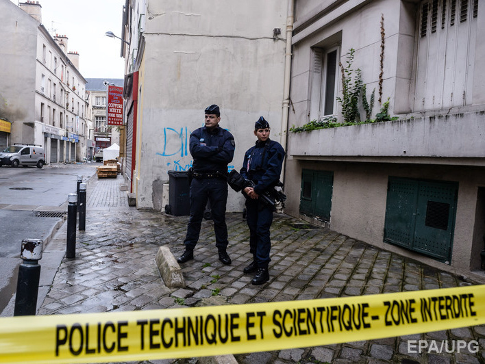 BBC: В Париже неизвестный напал на школьного учителя с ножом