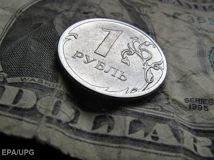 Центробанк РФ впервые с августа установил курс доллара выше 70 рублей 
