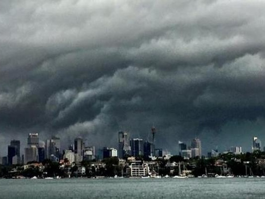 На Сидней обрушился сильный шторм с градом и торнадо