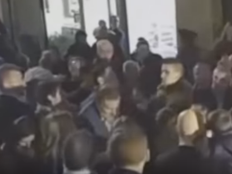 17-летний испанец прямо посреди улицы дал пощечину премьер-министру и одному из его охранников. Видео