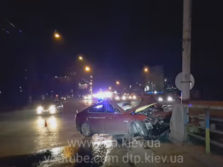 На проспекте Победы в Киеве Jaguar врезался в бетонное ограждение. Видео