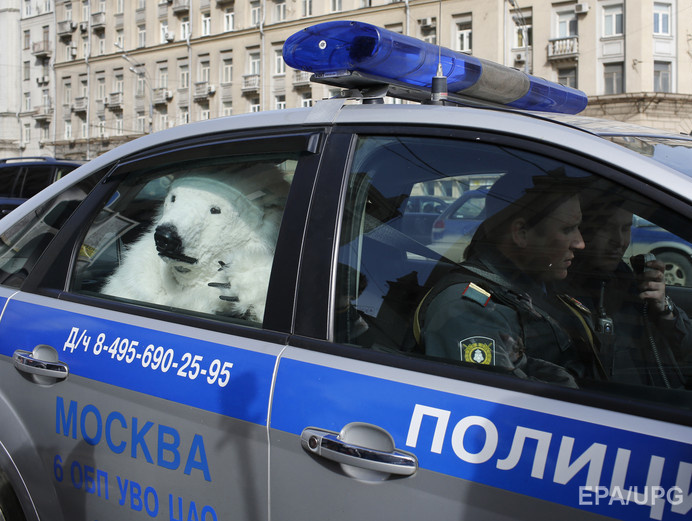 В России полицейский облил задержанного водой и выставил на мороз