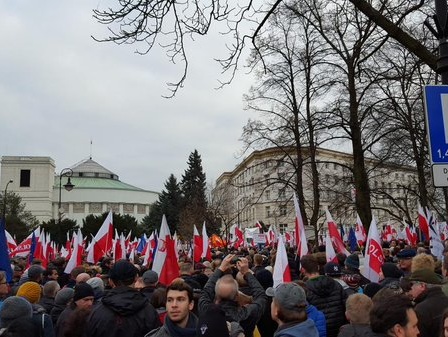 Поляки провели антиправительственные митинги
