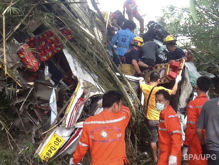 В Таиланде из-за падения с обрыва туристического автобуса погибли 10 человек
