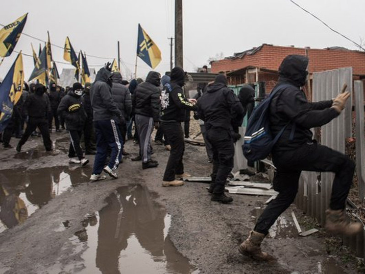 В Харьковской области дома руководителей районной полиции забросали камнями и коктейлями Молотова. Видео