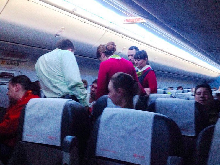 В самолете рейса Новосибирск &ndash; Гонконг привязали к креслу президента российской корпорации, дравшегося с пассажирами
