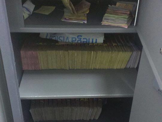 Прокуратура: Во время обысков в кабинете у мариупольских полицейских-взяточников обнаружено 1,3 млн грн