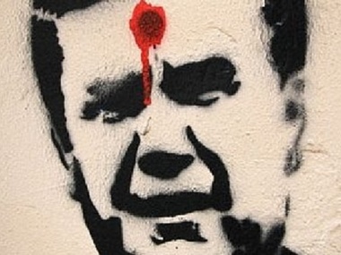 "Правый сектор" требует освободить заключенного, распространявшего граффити Януковича с красной точкой на лбу