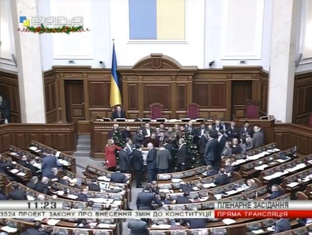 Депутаты заблокировали трибуну Рады во время рассмотрения изменений в Конституцию в части правосудия